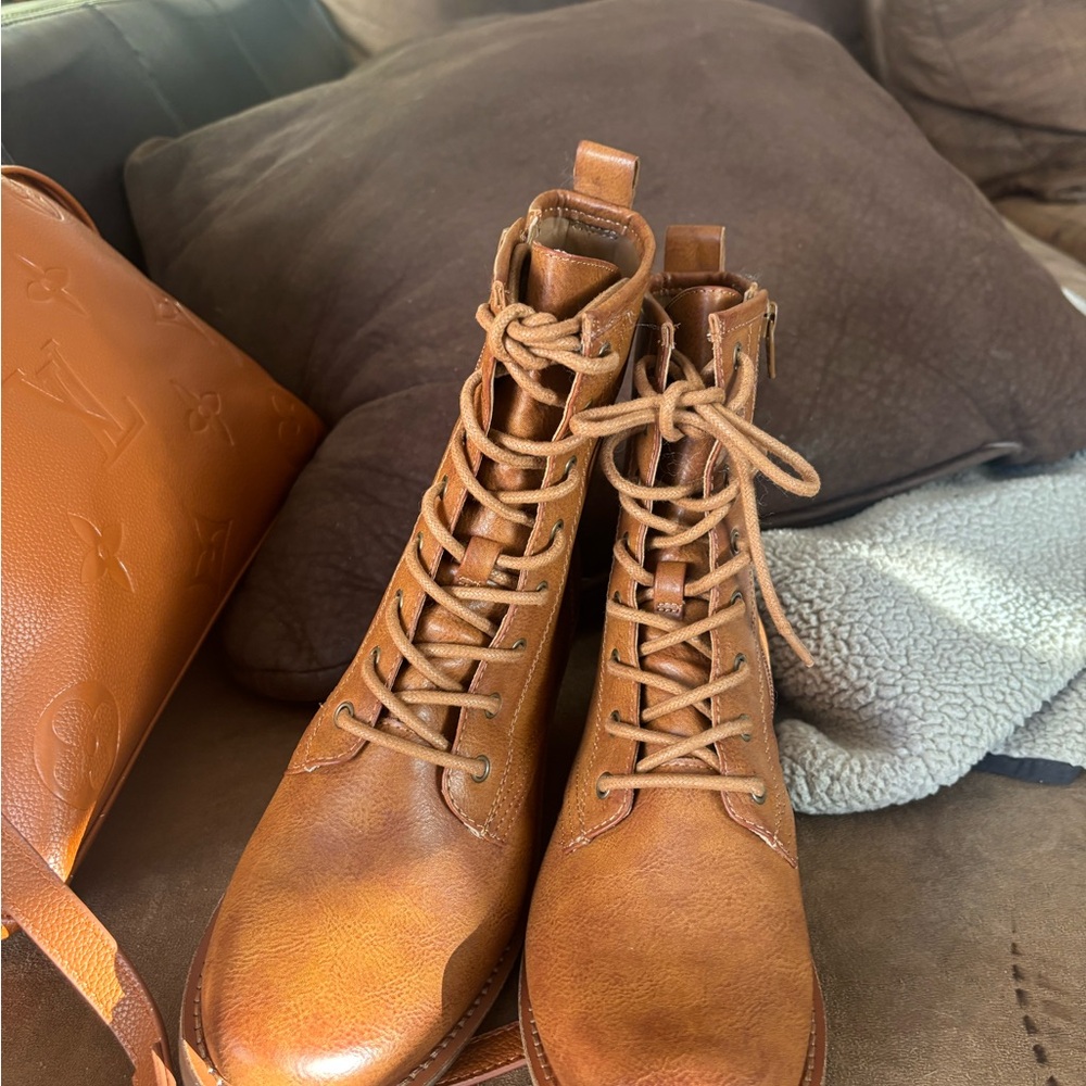 FRYE AND CO. Brown Combat Boots